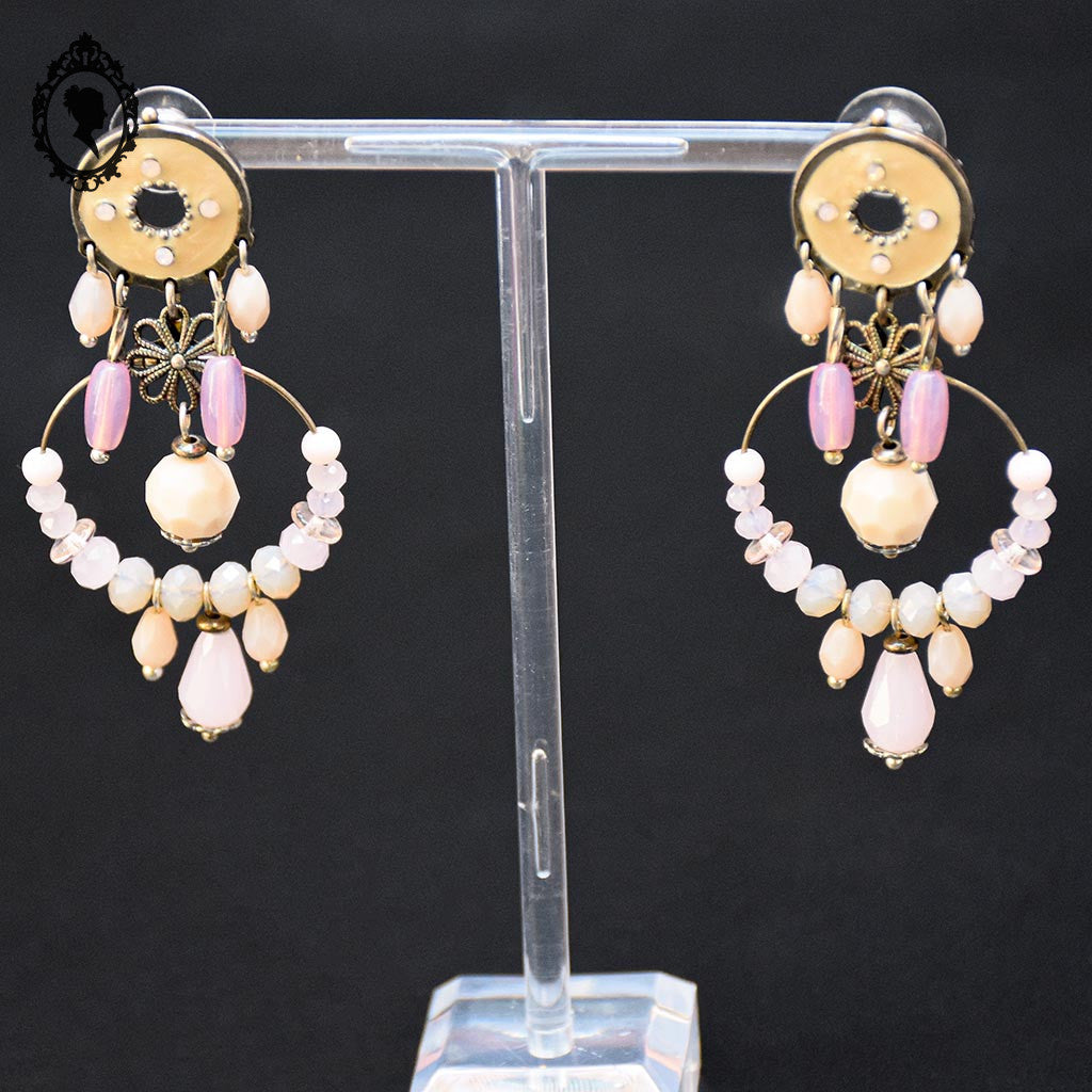 Chic paire de boucles d’oreilles pendantes perle rose beige