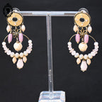 Chic paire de boucles d’oreilles pendantes perle rose beige
