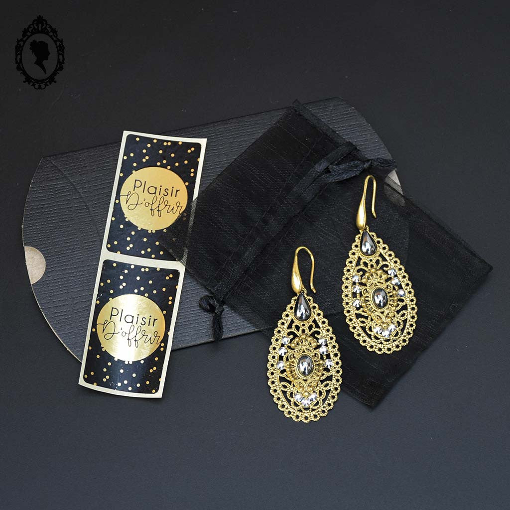 Chic paire de boucles d’oreilles percées pendantes arabesques dorées strass gris