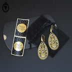 Chic paire de boucles d’oreilles percées pendantes arabesques dorées strass gris