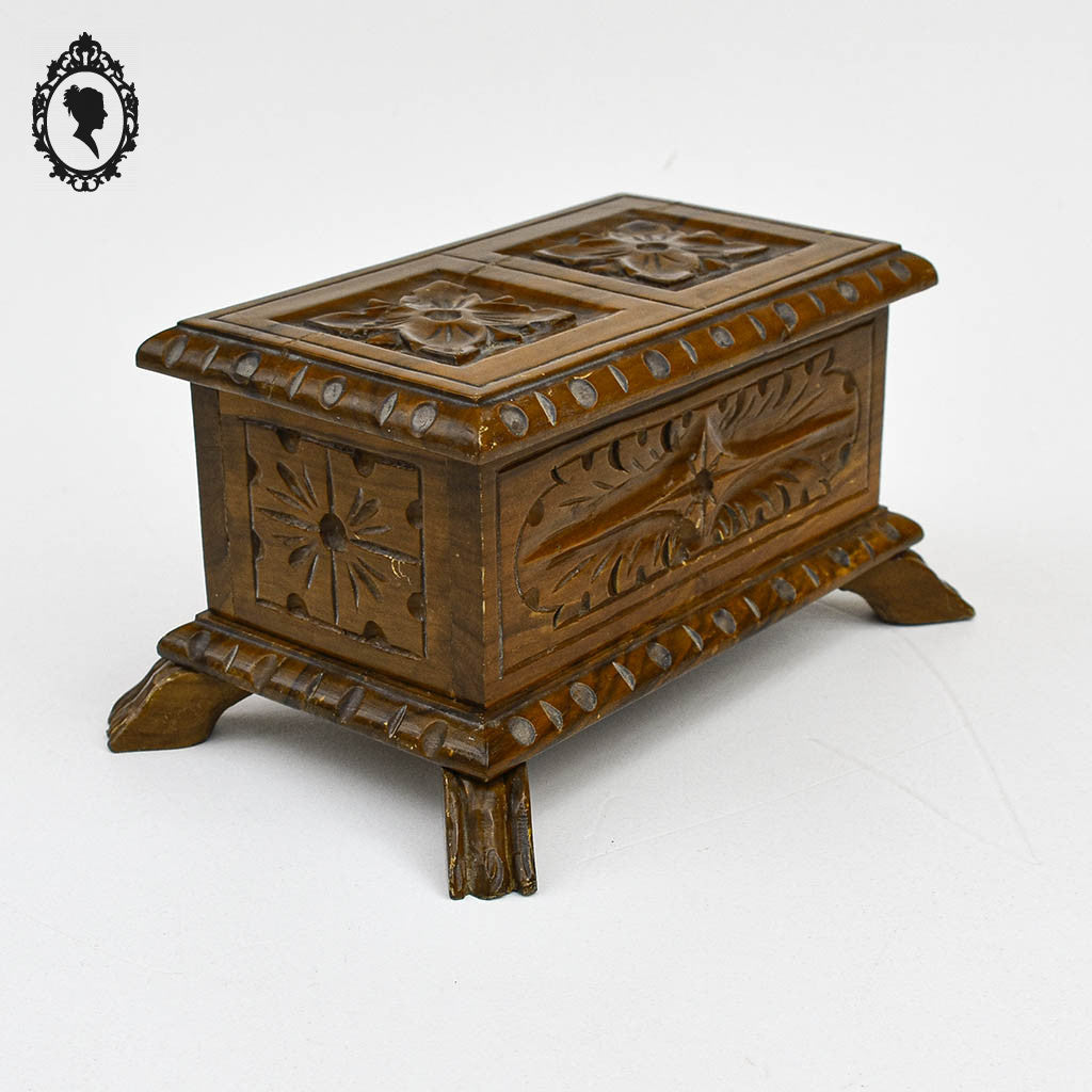 Coffret boite rectangulaire en bois motifs sculptée de fleur art populaire ancien