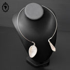 Collier original couvert ancien rond rigide en métal argent d’une cuillère vintage