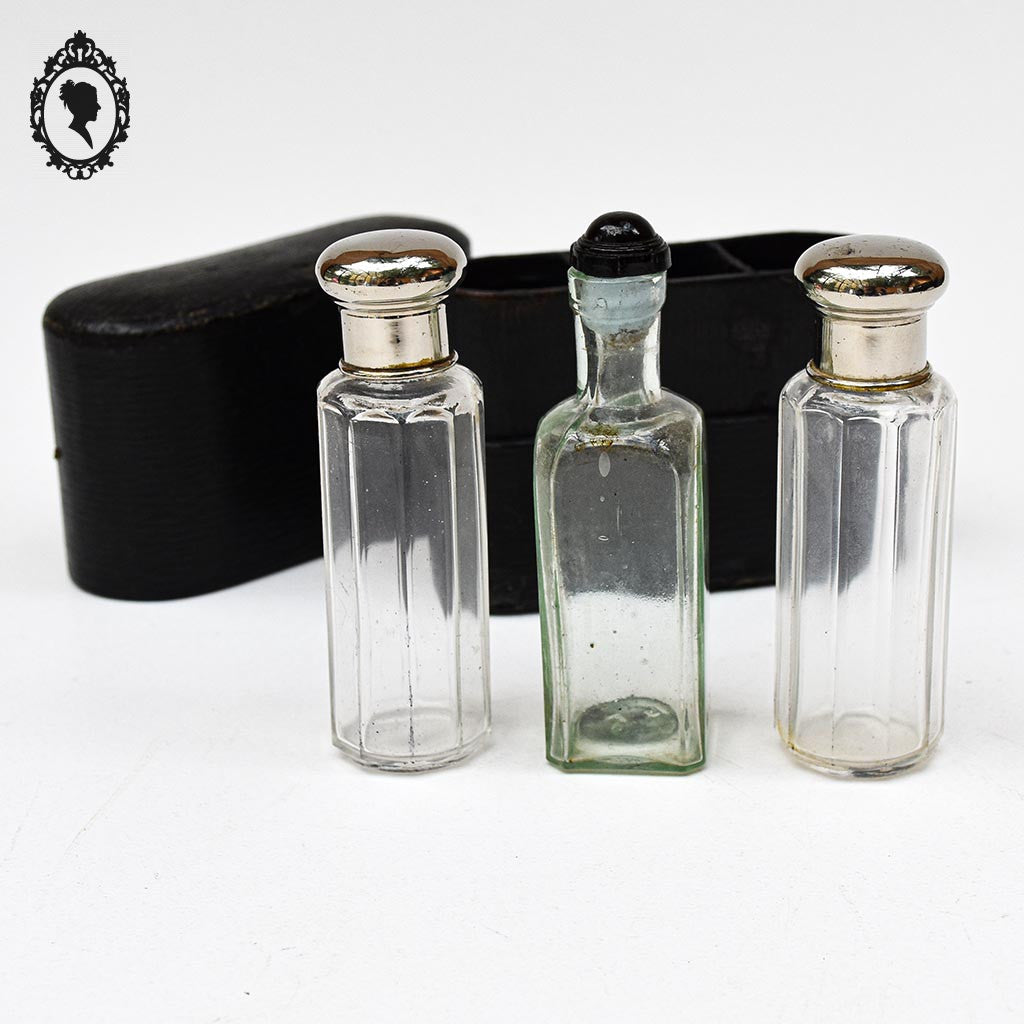 Écrin composé de 3 flacons anciens pharmaceutiques collection voyage