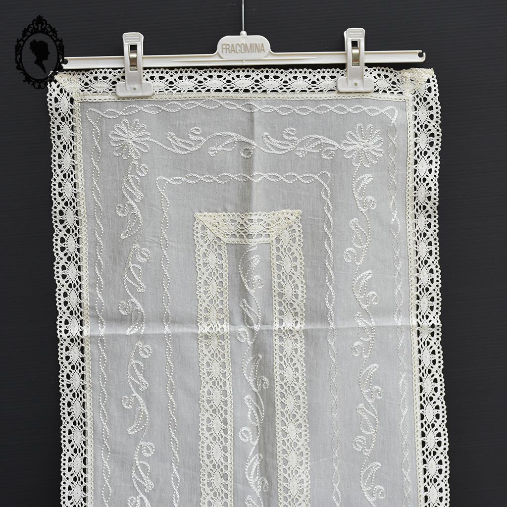 Linge de table brodé 2 napperons et 1 chemin de table style dentelle crème