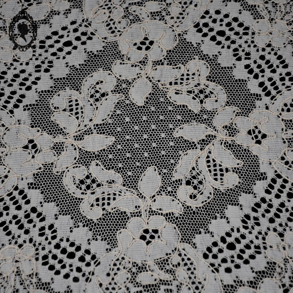 Linge de table brodé napperon ovale dentelle crème vintage