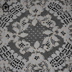 Linge de table brodé napperon ovale dentelle crème vintage