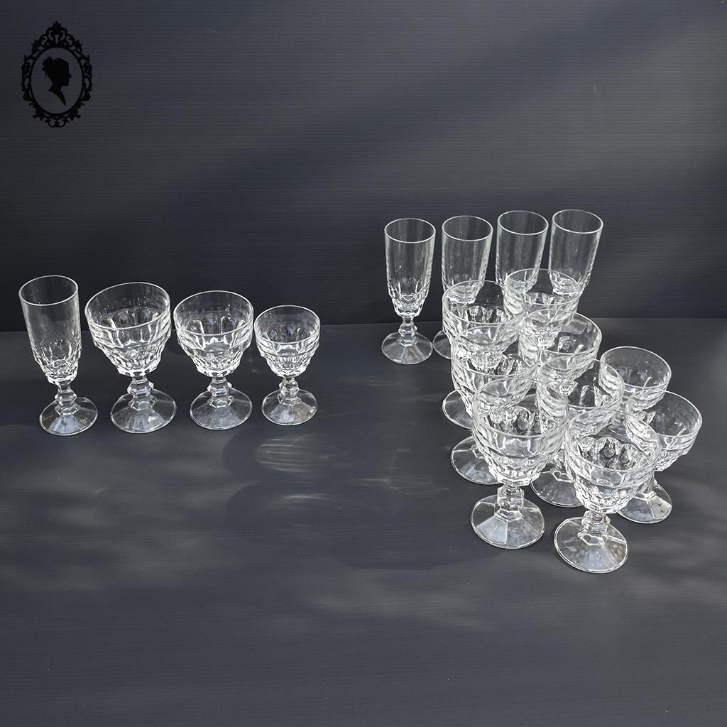 Lot 17 verres eau vin champagne sur pied en verre moulé multi facette