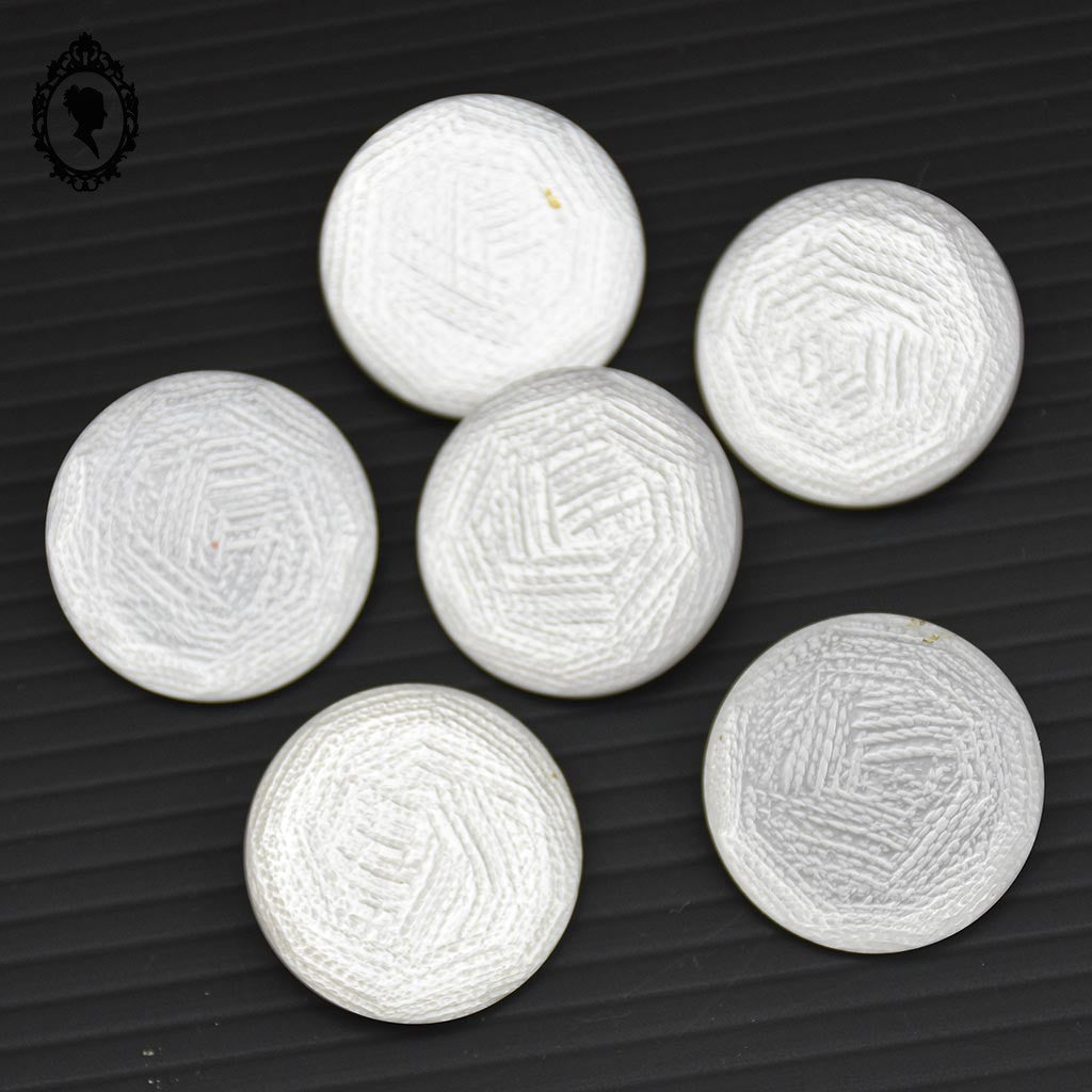 Lot 6 boutons ronds en plastique blanc à relief vintage D 2 cm