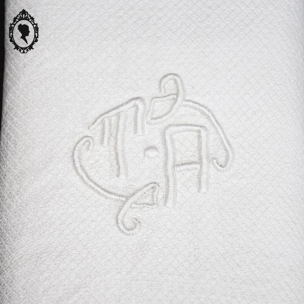 Lot 8 serviettes de table damassées blanches anciennes monogrammes TA 67 x 64 cm