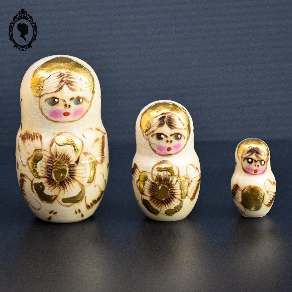 Matriochkas 5 poupées Russes gigognes bois naturelle doré argent
