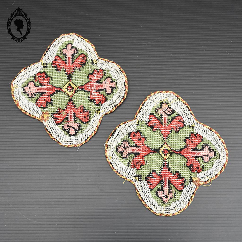 Médaillons écussons broderie tapisserie religieuse ancienne ornement liturgique croix H 15 cm