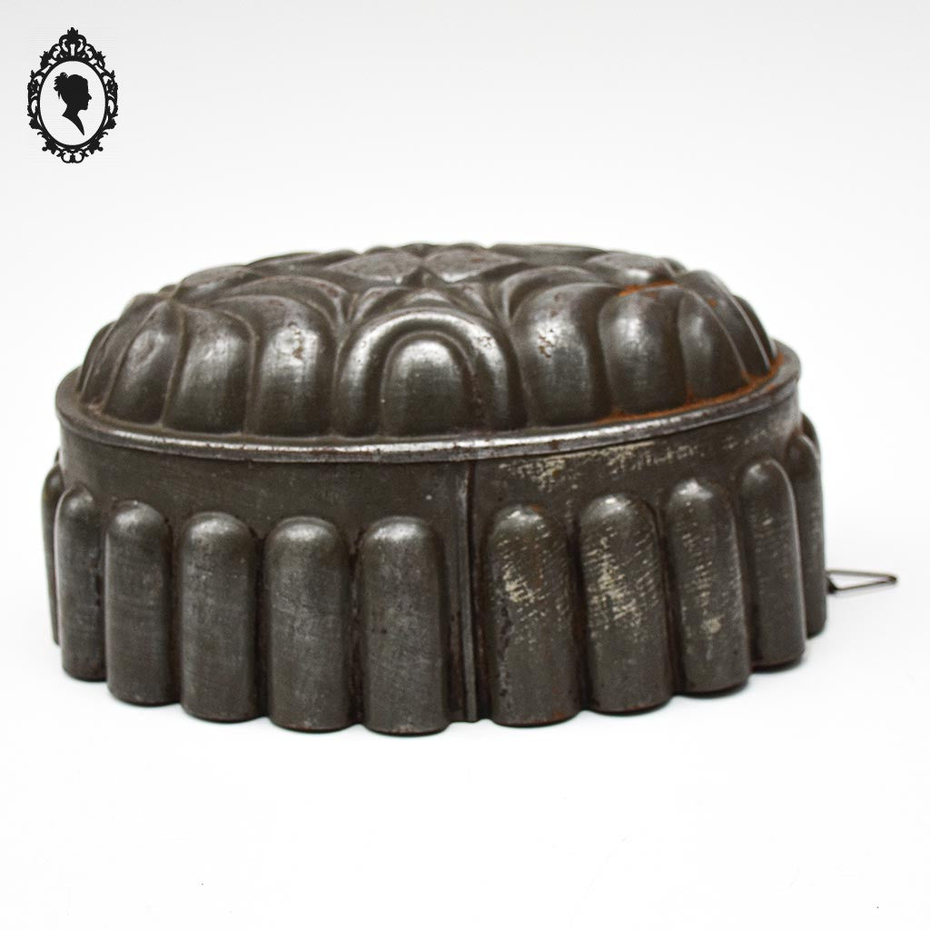 Moule à gâteaux cake en fer blanc gris ovale ancien