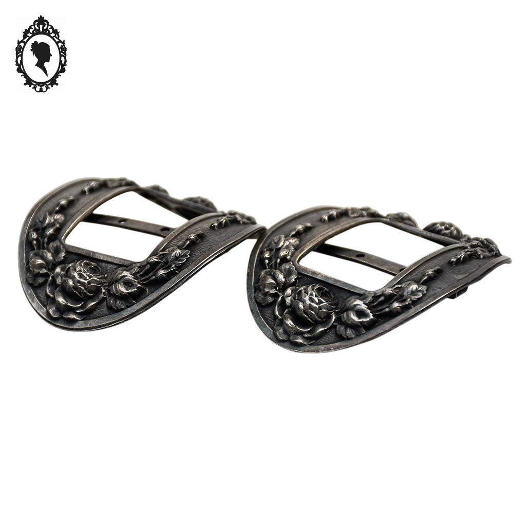 Paire de boucles anciennes pour chaussure ou ceinture métal gris motif rose en relief