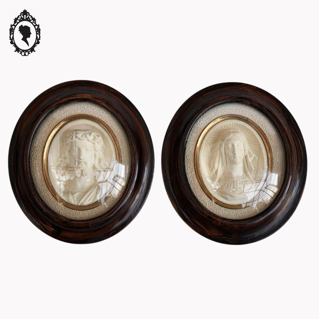 Paire de cadres reliquaires verre bombé ovale bois Christ et Marie calcaire pétrifié ancien Napoléon 3