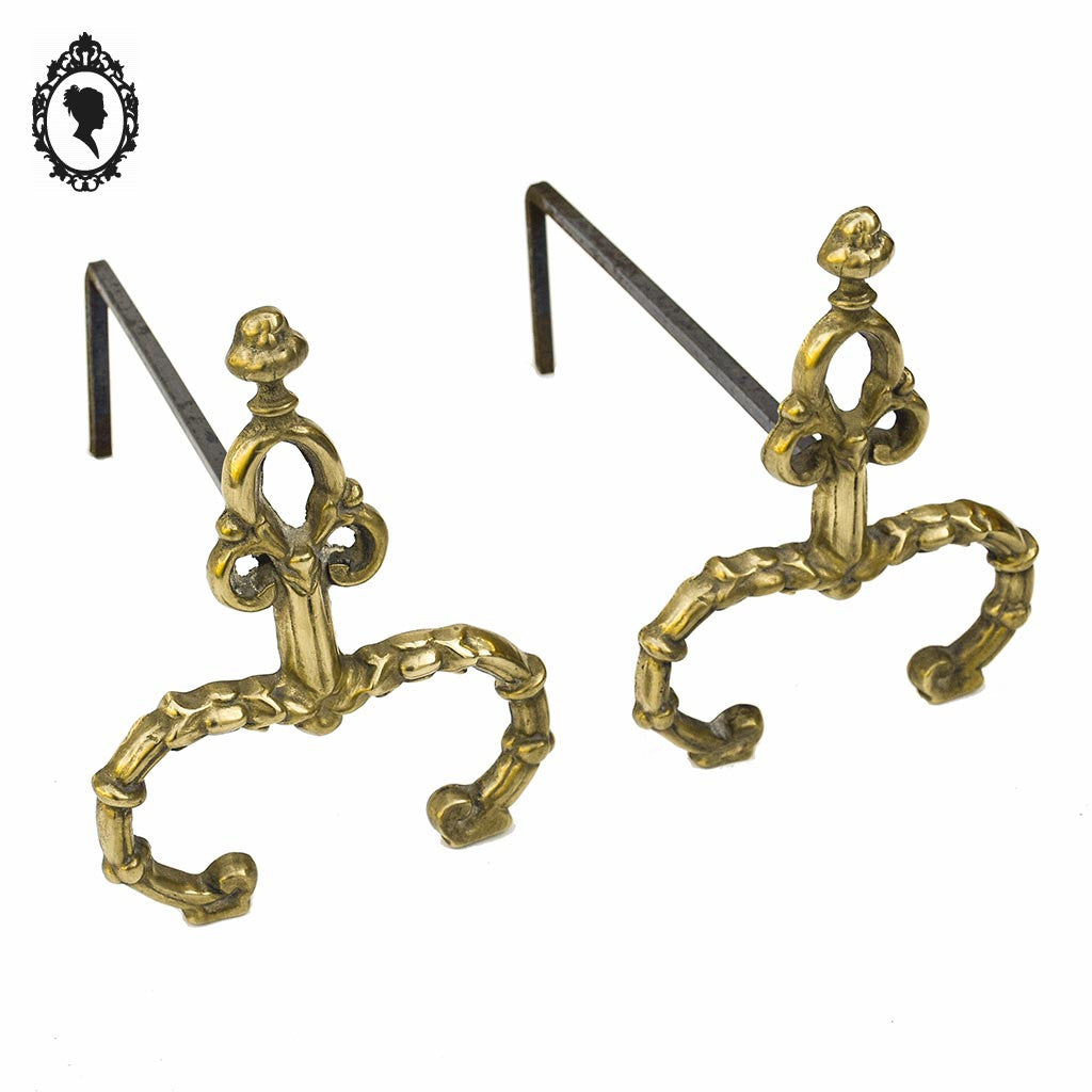 Petite et fine paire de chenets en bronze doré style Louis XV accessoire de cheminée ancien
