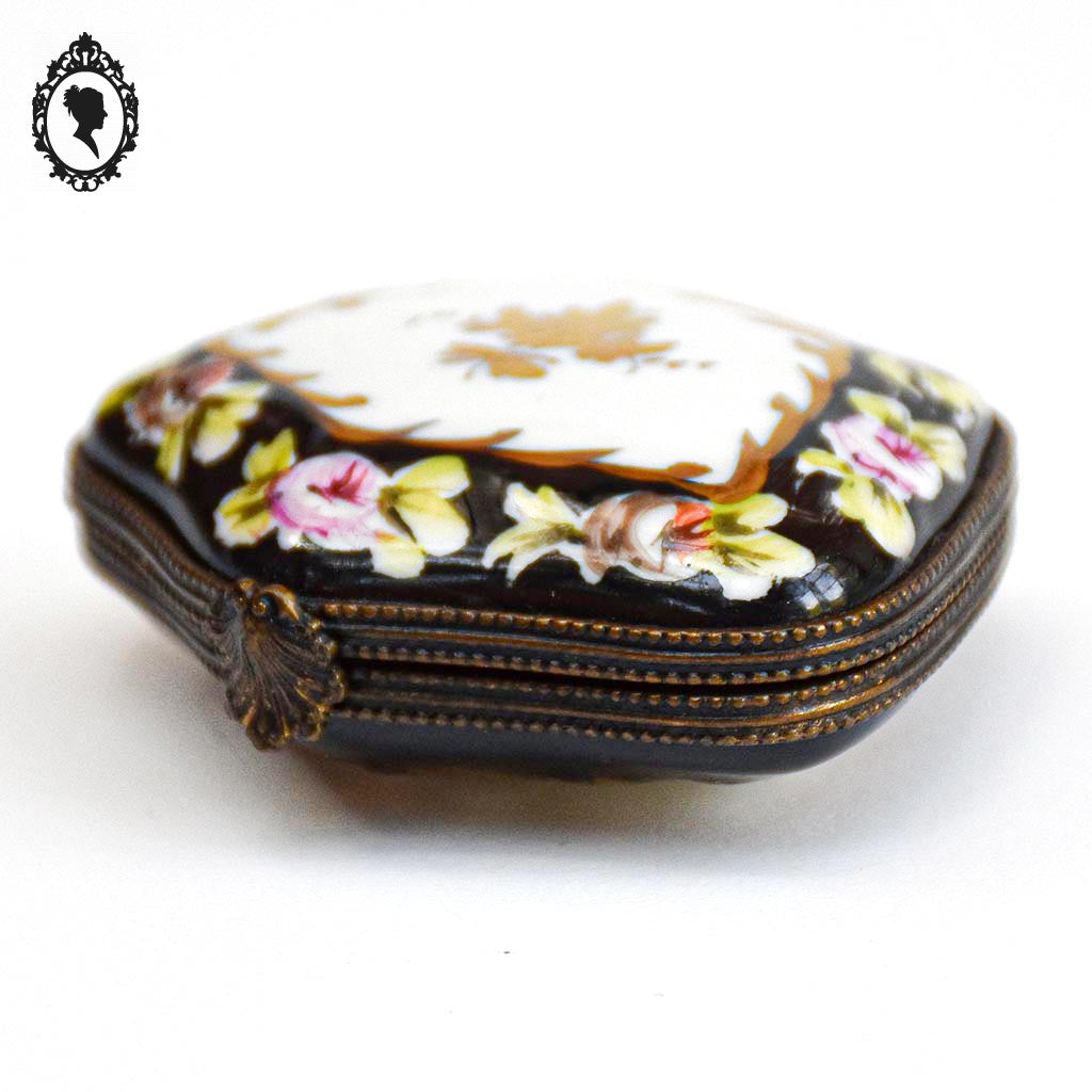 Pilulier boite romantique noir, or fleurie sur porcelaine blanche vintage signée