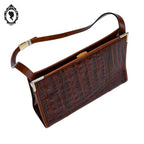 Sac à main cuir croco marron porté épaule femme chic vintage