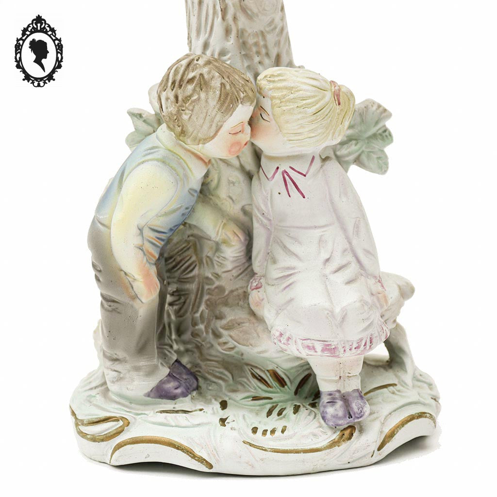 Statue figurine de 2 enfants putti sous un arbre avec un oiseau en porcelaine vintage ancien