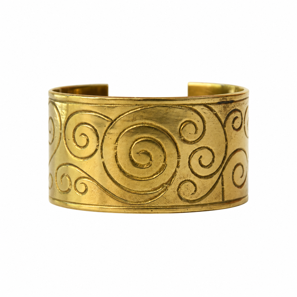 Bracelet manchette laiton doré à volutes gravées – style vintage signé BBC