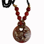 Collier style Murano rouge et doré, pendentif rond et perles noires rocailles
