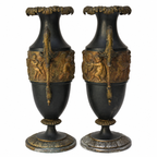 Paire de cassolettes décoratives à anses ornées et décors de putti, régule patine verte et dorée