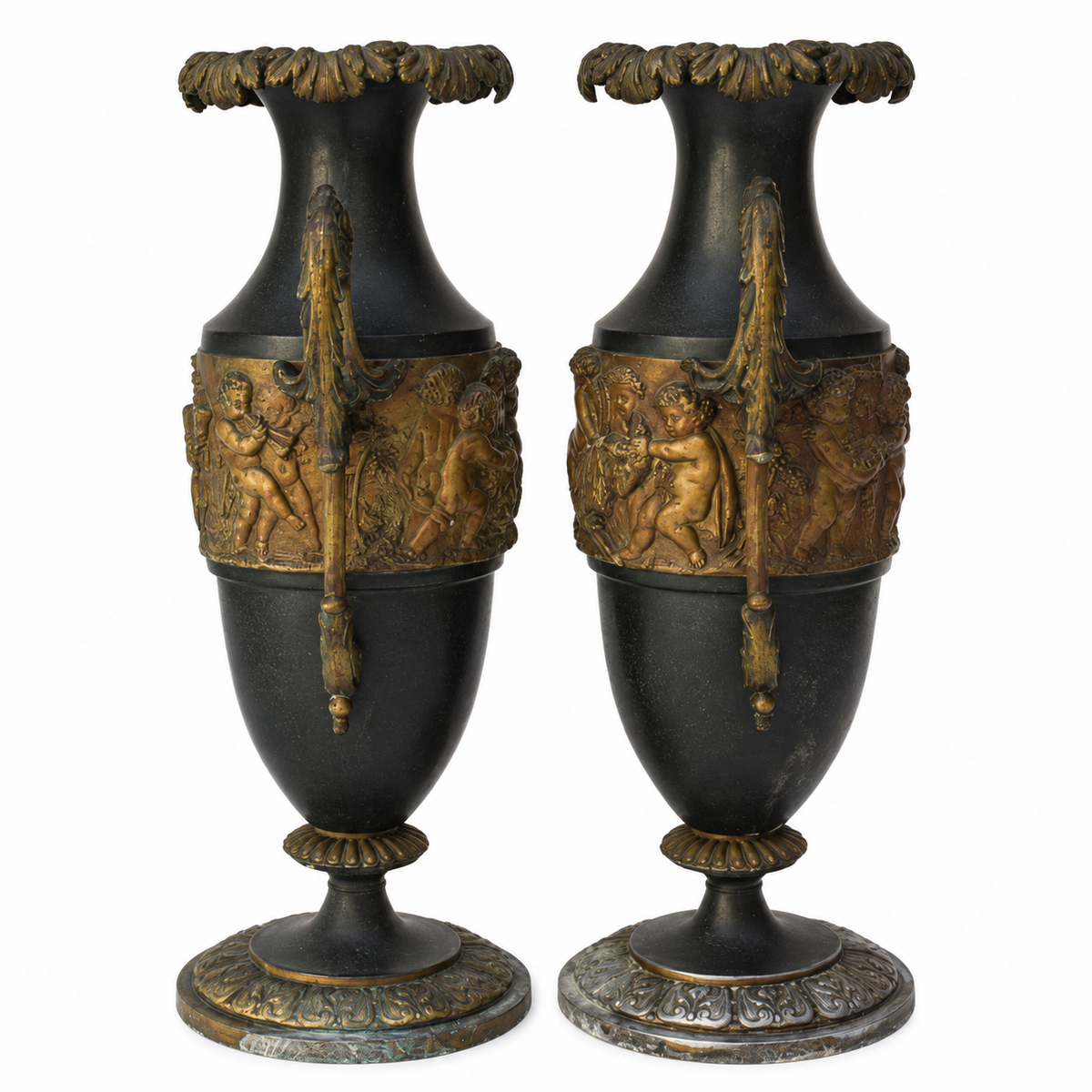 Paire de cassolettes décoratives à anses ornées et décors de putti, régule patine verte et dorée