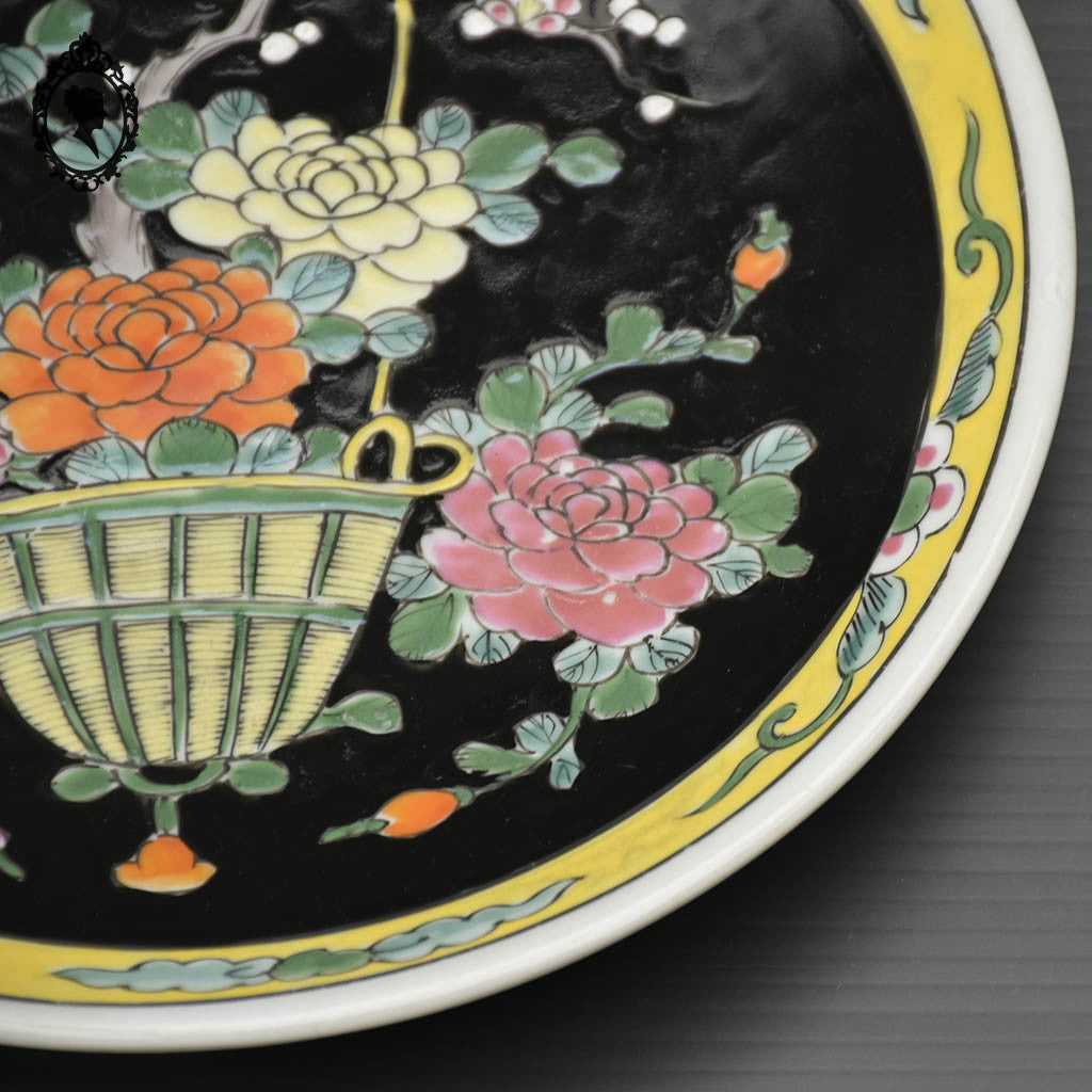 Assiette Japonaise noire jaune fleuri collection signée Yamatoku Japon Meiji ancienne