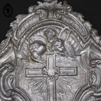 Bénitier avec croix et anges gris argenté en métal régule ancien