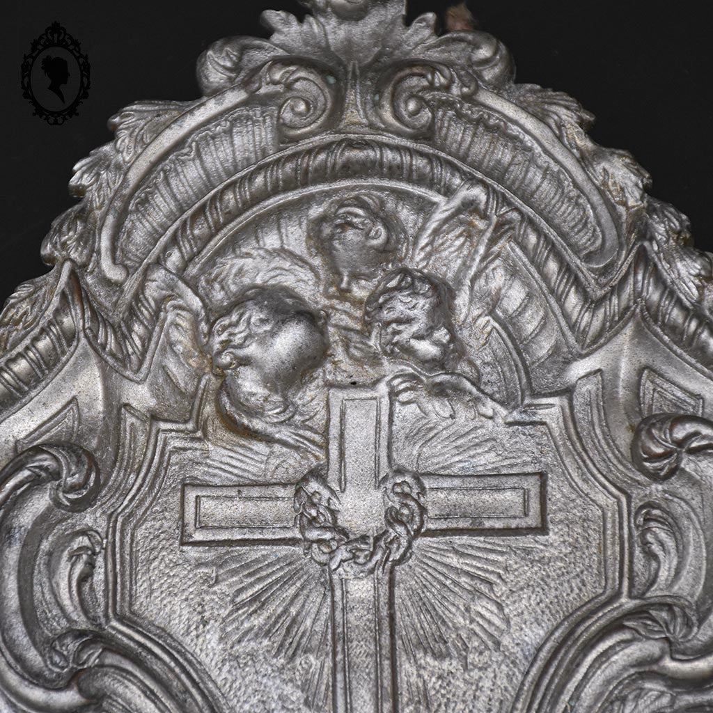 Bénitier avec croix et anges gris argenté en métal régule ancien