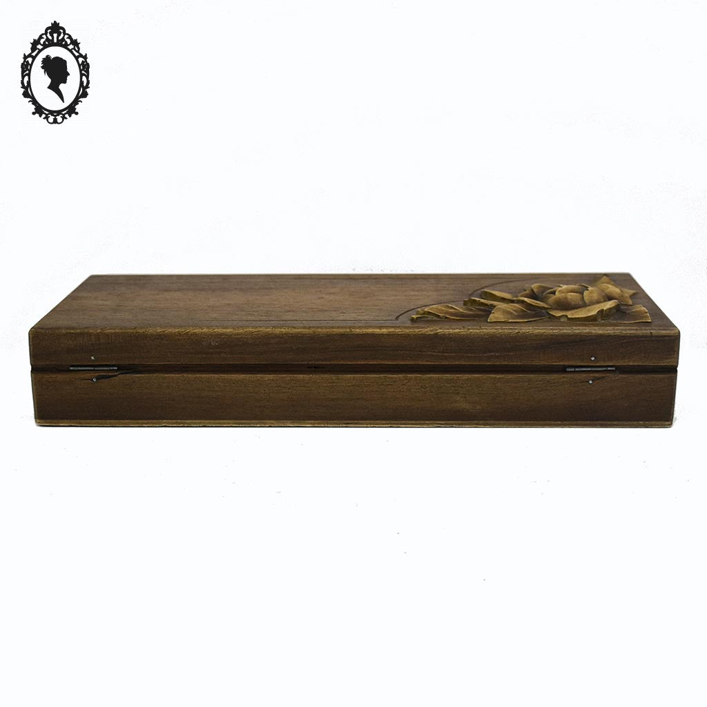 Boite longue rectangulaire en bois motifs sculptée de fleur art populaire