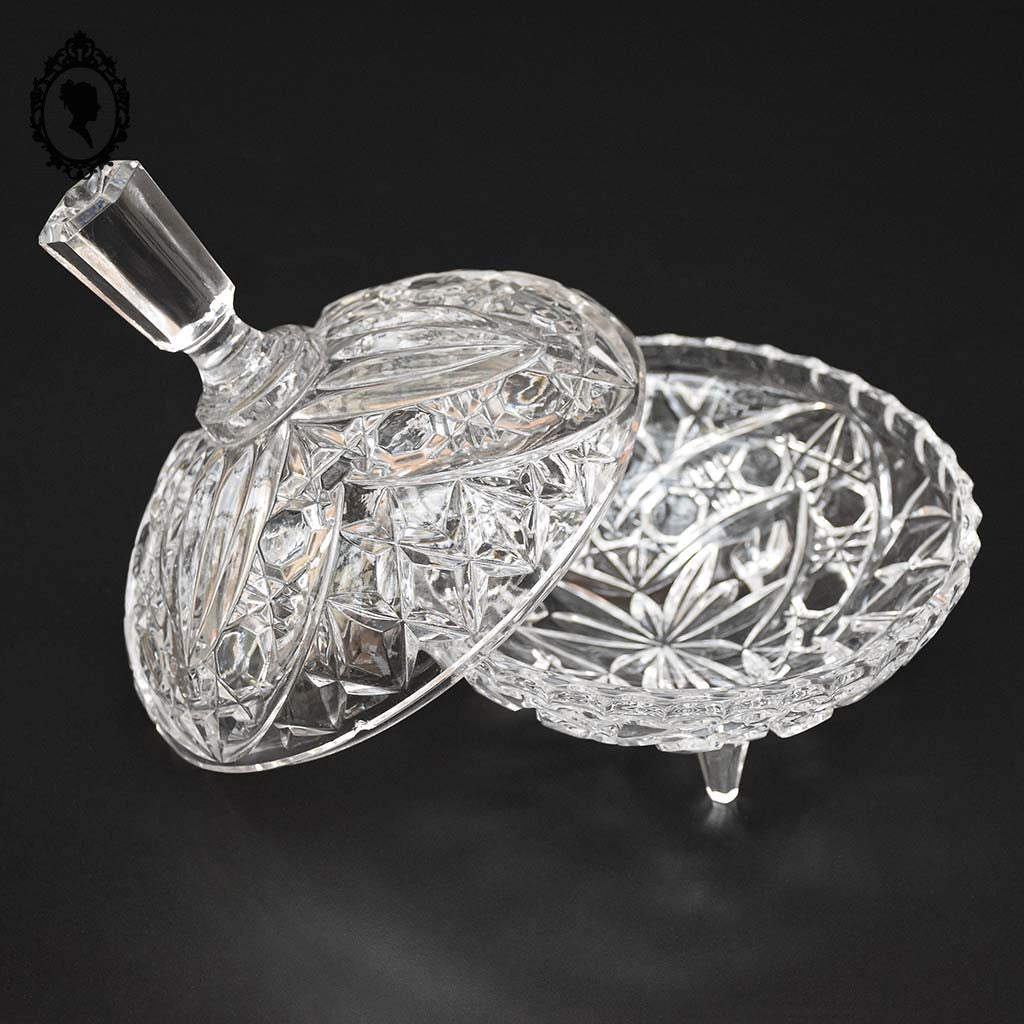 Bonbonnière drageoir poignée pointue en cristal blanc ciselé trépied vintage