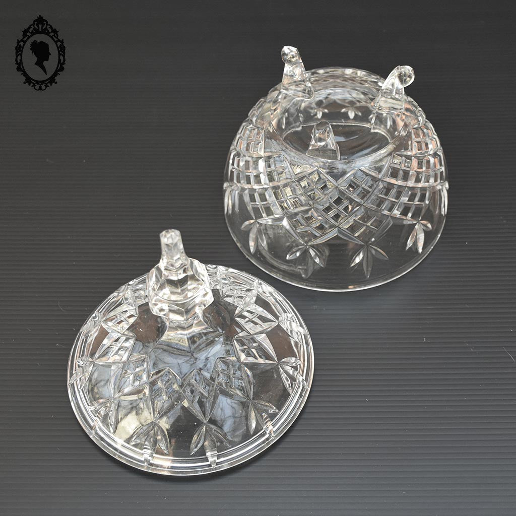 Bonbonnière drageoir ronde poignée pointue en verre blanc ciselé tripode vintage