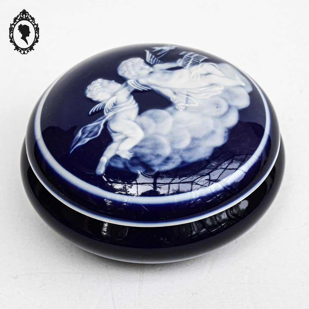 Bonbonnière signée Tharaud Limoges boîte porcelaine bleue anges blancs