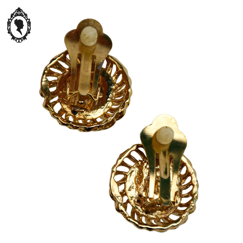 Boucles d’oreilles perle cabochon nacre et métal doré ajouré ronde à clips bijou vintage chic