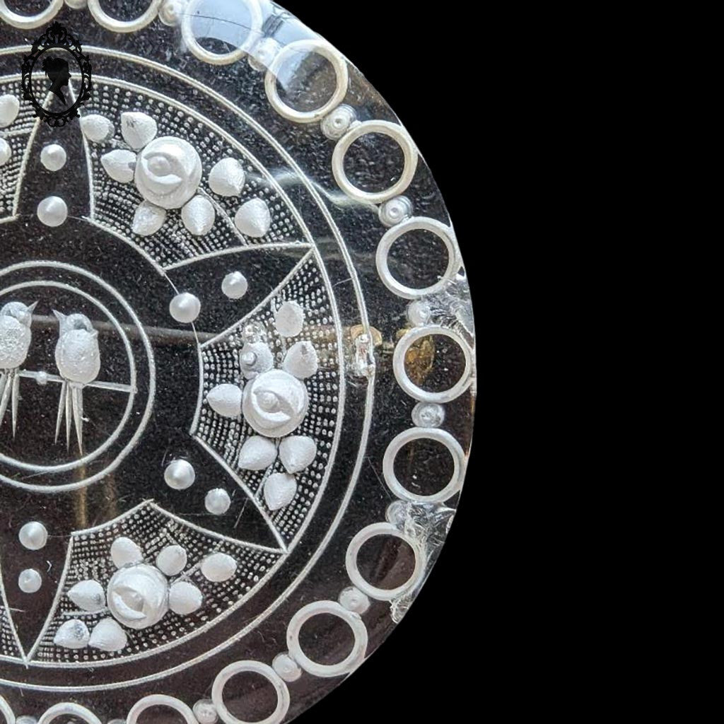 Broche ronde en lucite plexi motifs fleurs et oiseaux Art Nouveau Déco ancienne