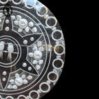 Broche ronde en lucite plexi motifs fleurs et oiseaux Art Nouveau Déco ancienne