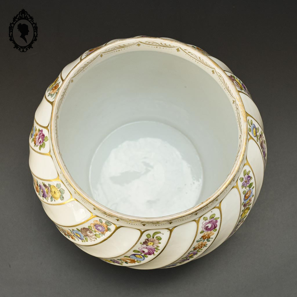 Cache pot vase rond blanc porcelaine fleurie rose doré signé