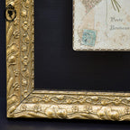 Cadre doré « Porte Bonheur » carte postale entre 2 verres Art Nouveau