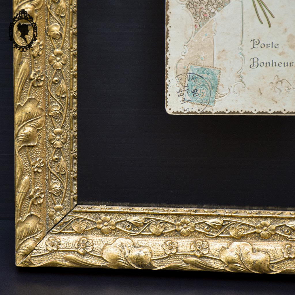 Cadre doré « Porte Bonheur » carte postale entre 2 verres Art Nouveau