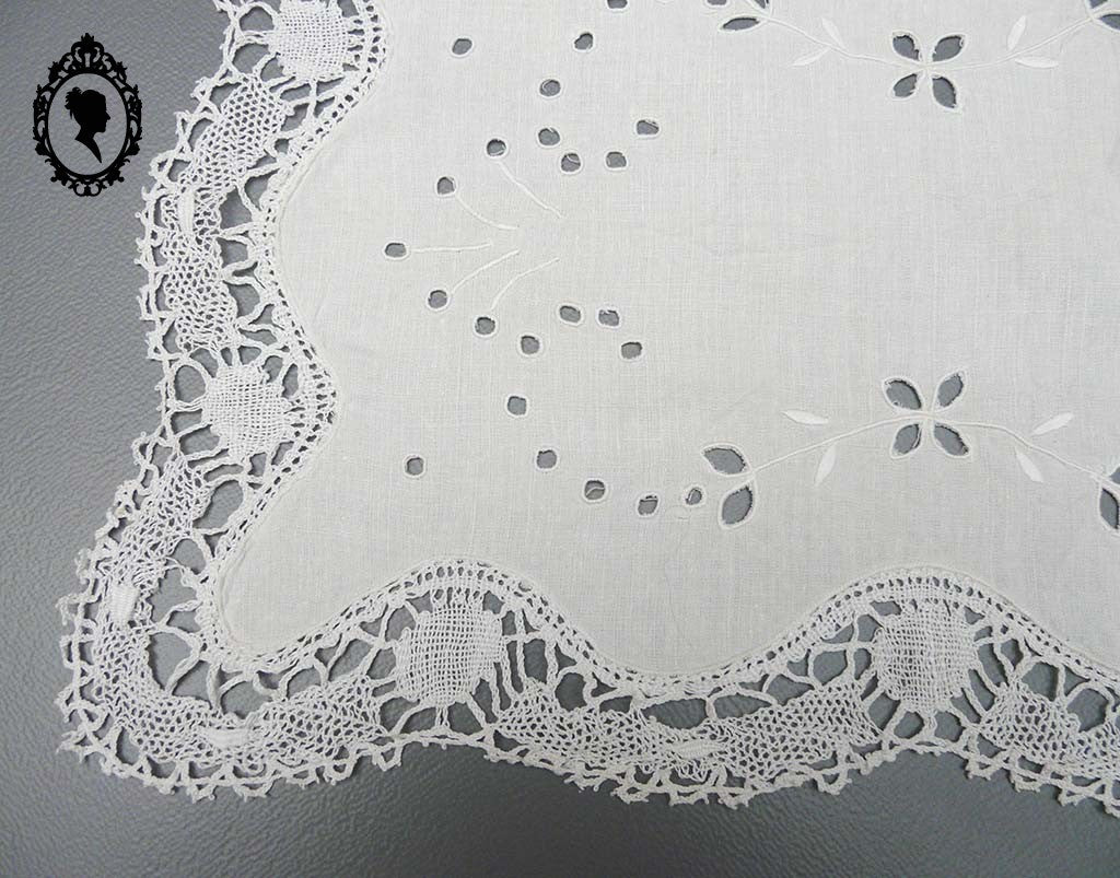 Centre de table en fil de lin blanc brodé main et dentelle rectangulaire