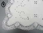 Centre de table en fil de lin blanc brodé main et dentelle rectangulaire