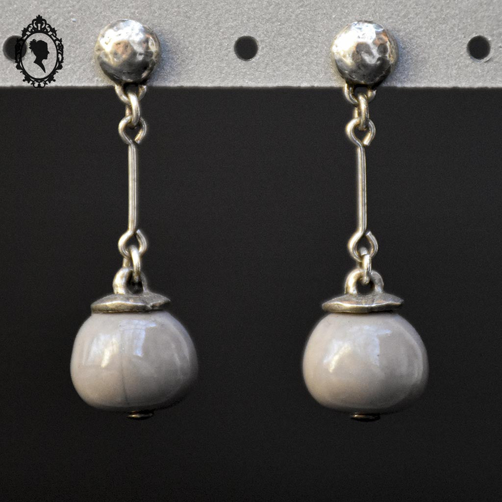 Chic paire de boucles d’oreilles pendantes perle grège beige gris