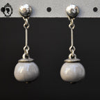 Chic paire de boucles d’oreilles pendantes perle grège beige gris