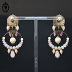 Chic paire de boucles d’oreilles pendantes perle rose beige