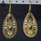 Chic paire de boucles d’oreilles percées pendantes arabesques dorées strass gris