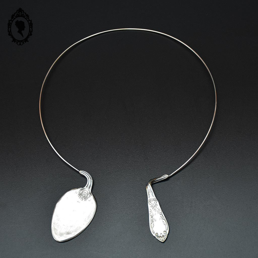Collier original couvert ancien rond rigide en métal argent d’une cuillère vintage