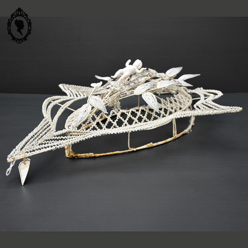 Couronne florale perles blanches objet de curiosité mortuaire ancienne 1900 H 75 cm