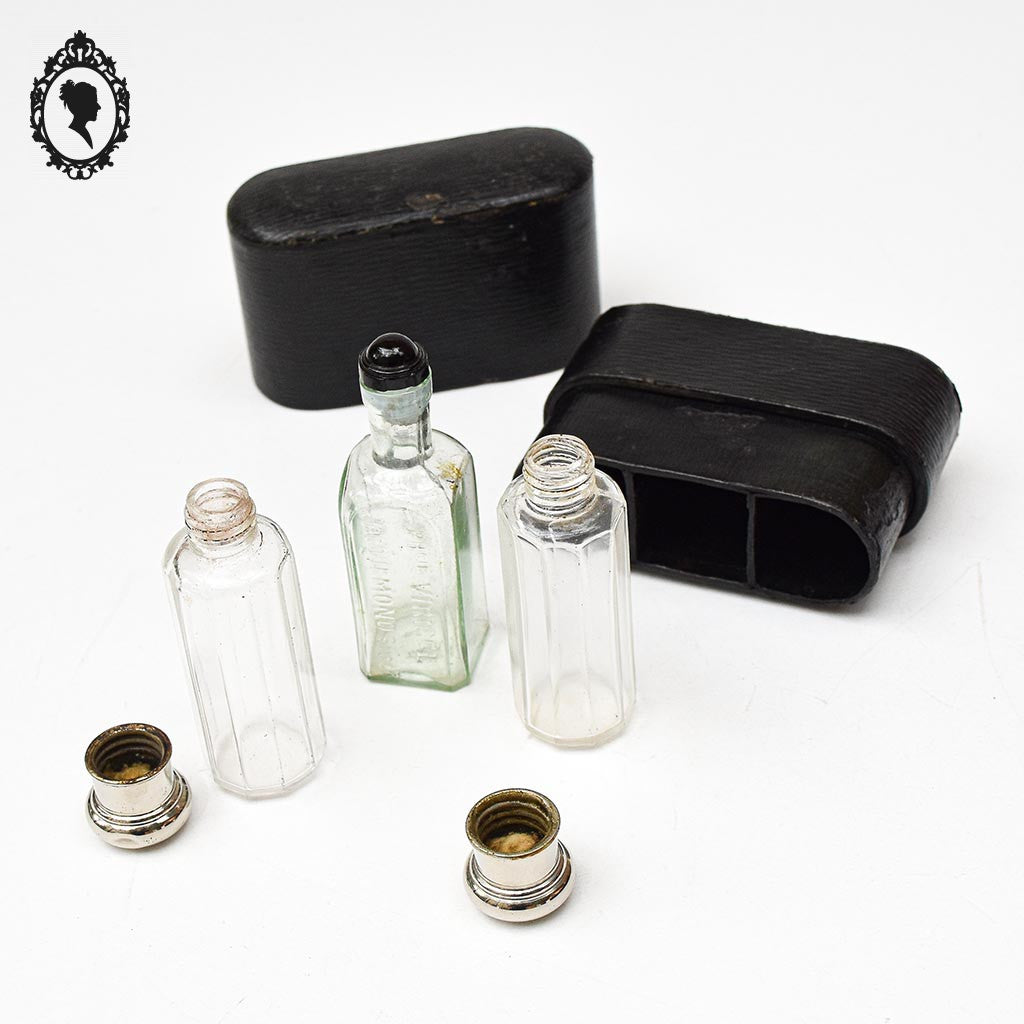 Écrin composé de 3 flacons anciens pharmaceutiques collection voyage