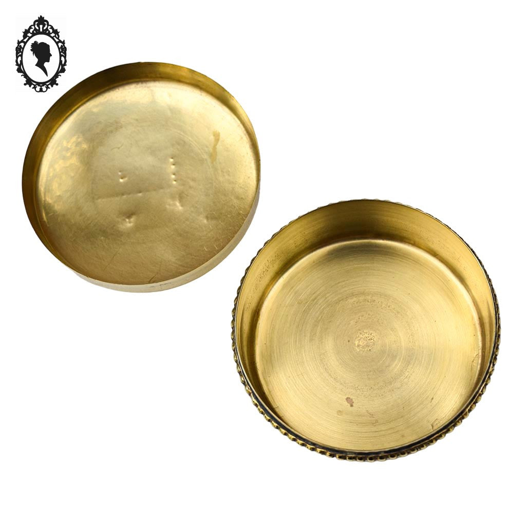 Jolie boite bonbonnière ronde dorée en laiton avec armoiries blason