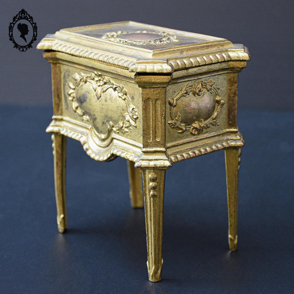 Jolie boite ou coffret à bijoux régule doré forme commode ancienne